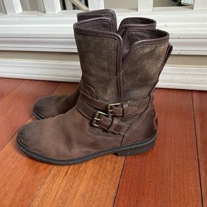 Ugg women’s size 8 waterproof boot in brown from a few years ago